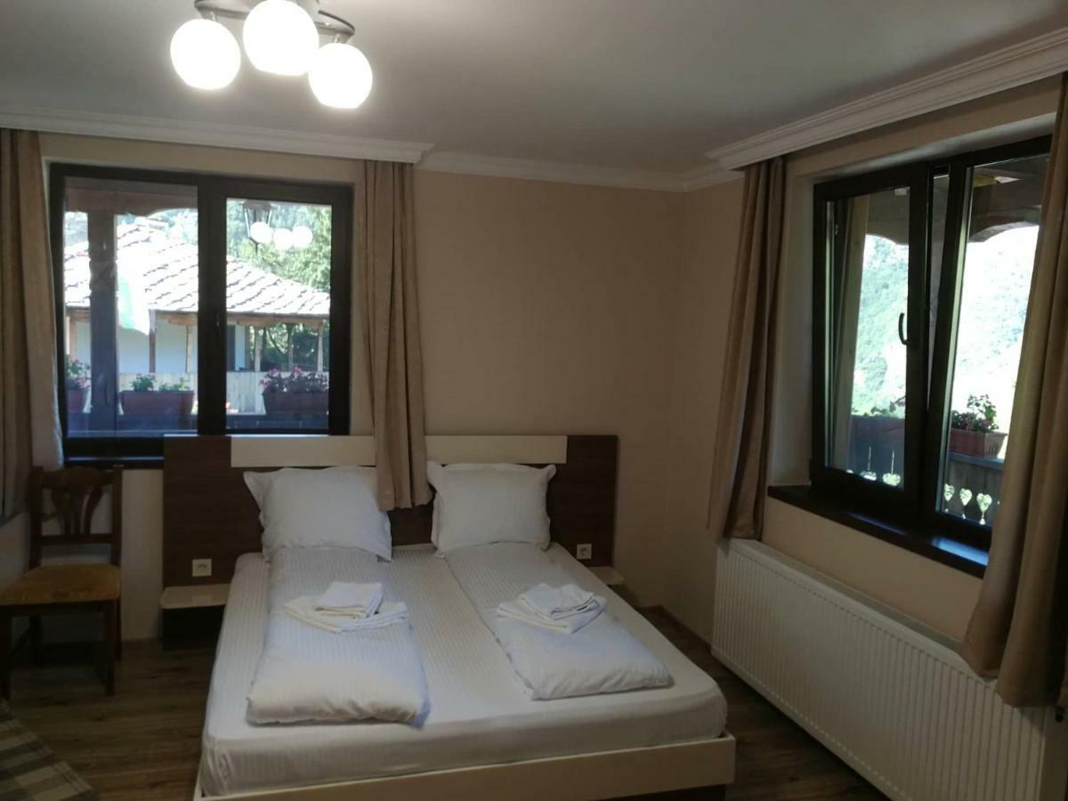 Слънчевата Къща Hotel Kovaceviţa Exterior foto